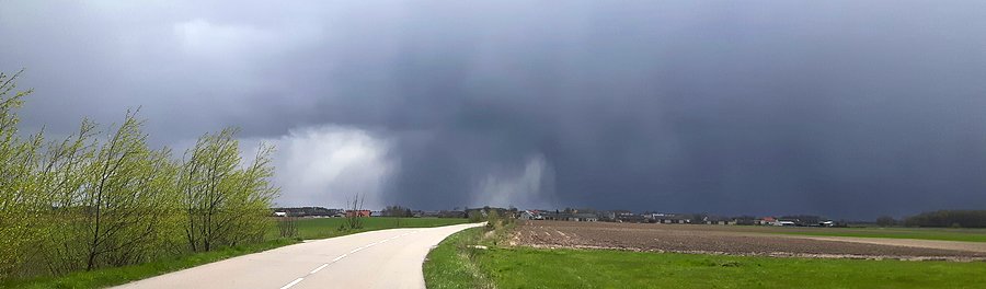 Chmury, wiatr i niska temperatura