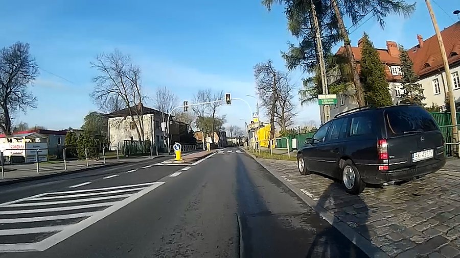 Ten sam dziad który w lutym wyprzedzał mnie na gazetę i chwilę później w tym samym miejscu skręcił w prawo na przystanek