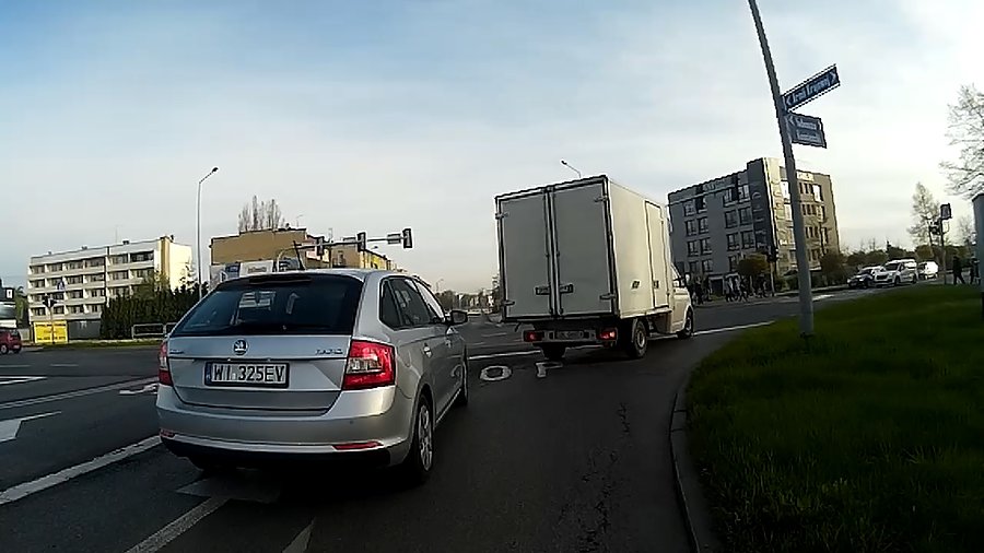 Gość chwilę wcześniej lekko odbił w moim kierunku