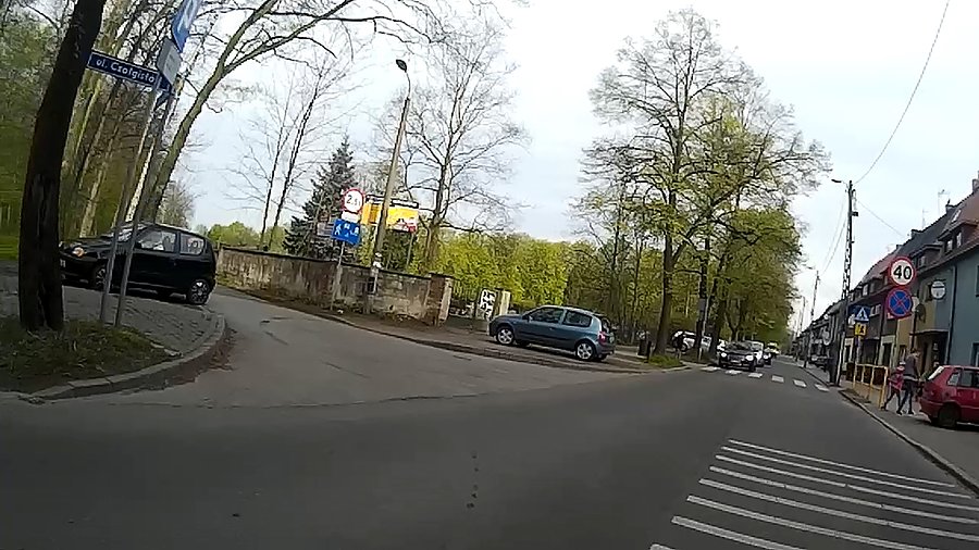 Po raz kolejny piesi ułatwili mi dzisiaj przejazd