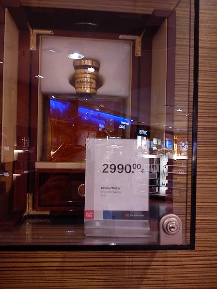 Sklep wolnocłowy na frankfurckim lotnisku- kto kupi whisky za prawie 3000 euronków? i czy w smaku faktycznie to taki delikat ,że warto pozbyć się takiej kwoty?