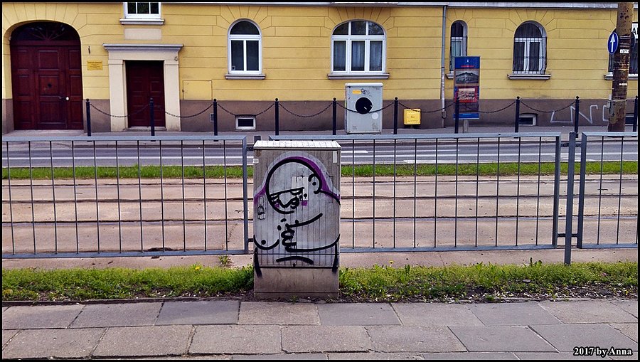 A czwarty naprzeciwko