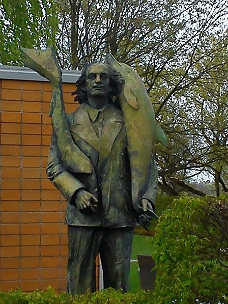 Pierwszy raz jak zobaczyłem ten pomnik myslałem ,że jest on ku pamięci dzielnych rybaków z Czerniakowa, Siekierek, Sadyby lub Augustówki. A tym czasem ten gość to Salvador Dali. Tylko o co chodzi z tymi okazami ryb?
