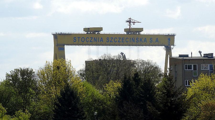 Widok znad stawu Brodowskiego na fragment urządzeń stoczniowych