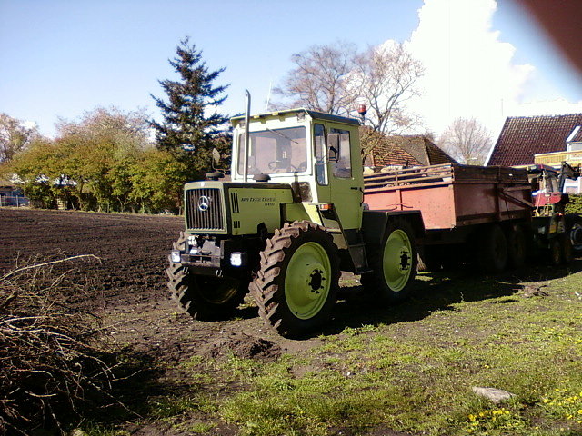 Traktor marki Mercedes