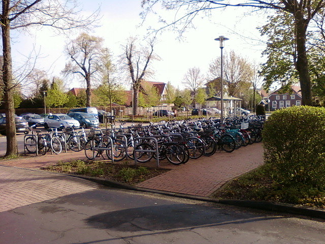 Przyszkolny parking rowerowy w Rhede-Ems