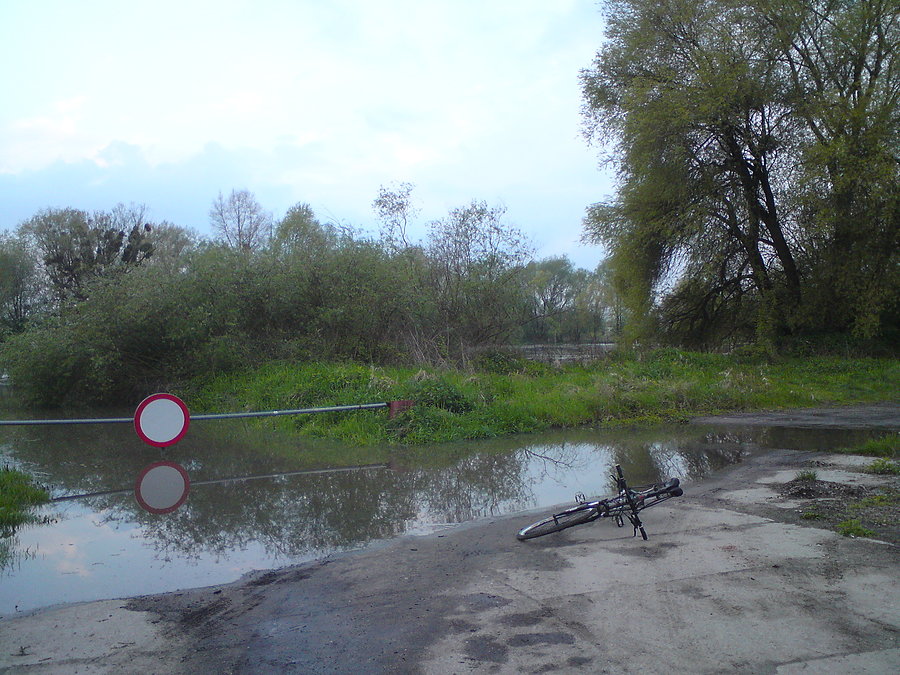 Już się przelewa na drogę