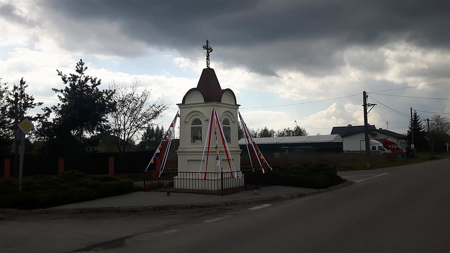 Nowe dekoracje przed majowymi modlitwami przy kapliczkach