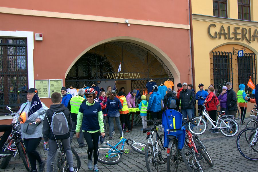Rozdawanie gadżetów w miejscu startu przejazdu