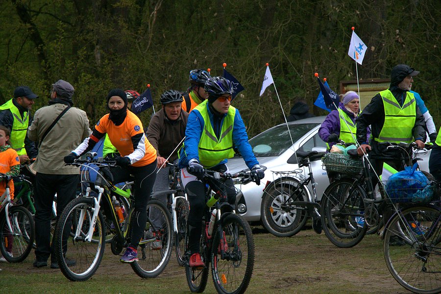 Rowerzyści docierają na Bobrową Polanę