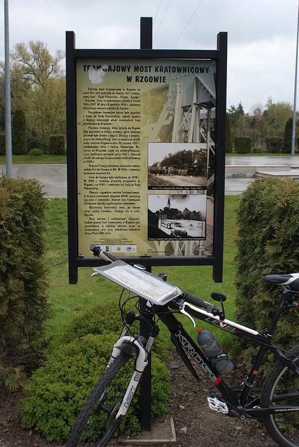 Przy tramwajowym moście kratownicowym w Rzgowie