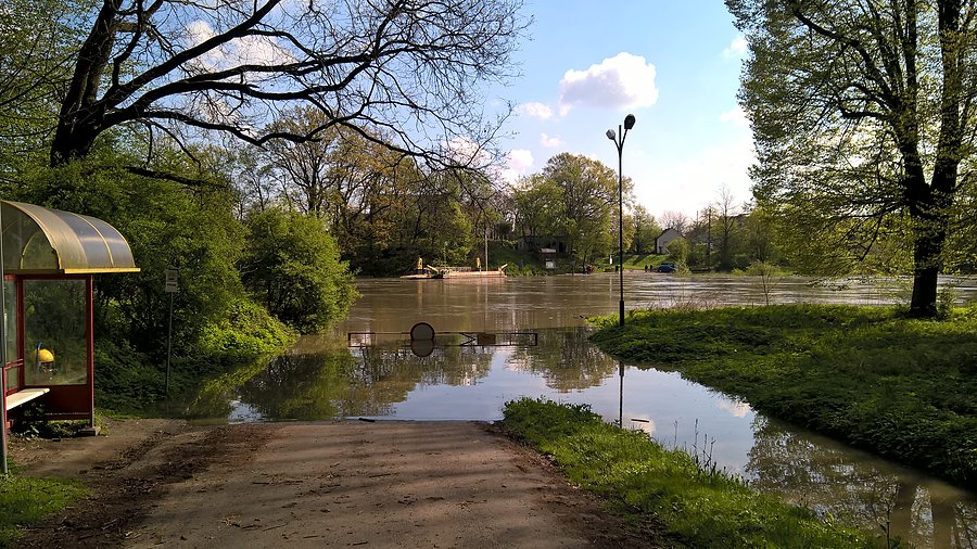 Odra wysoko, prom nieczynny