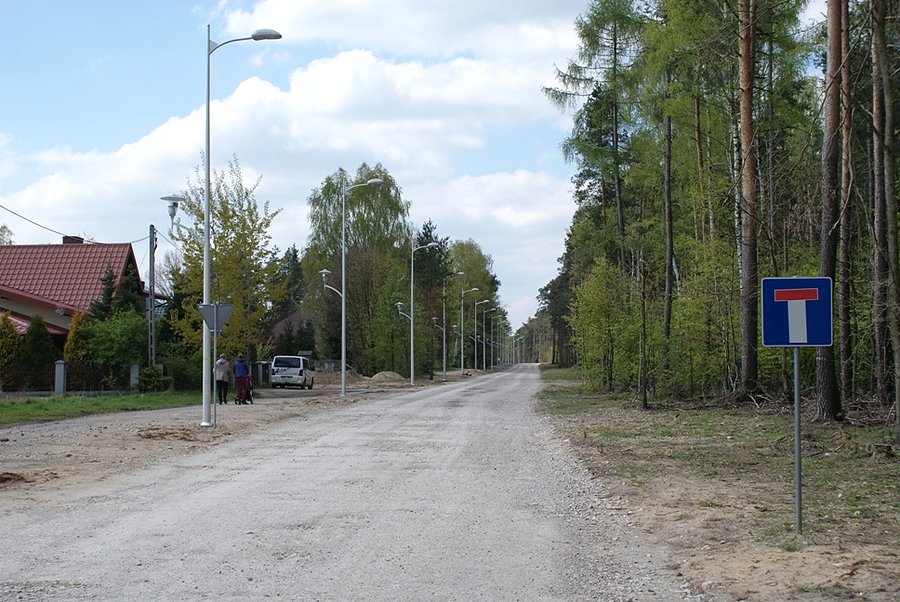 Ślepa szutrowa, prowadzi nad Jezioro Sulejowskie