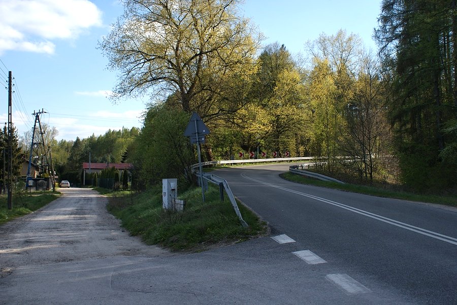 Za plecami - po lewej zielony rowerowy, po prawej "zakręt śmierci" w Nagórzycach