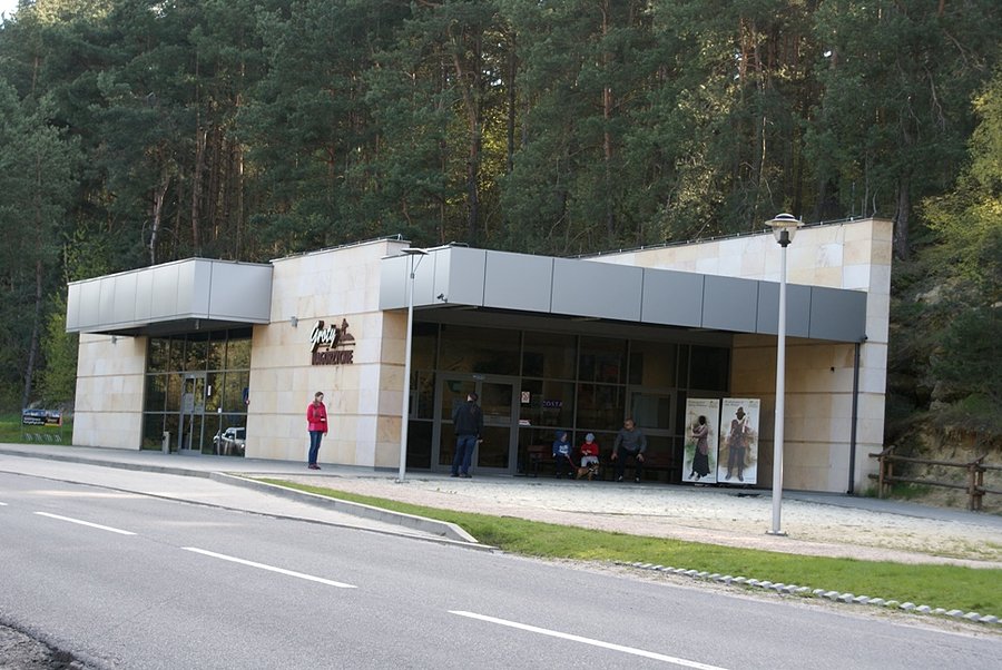 Budynek przed Grotami Nagórzyckimi