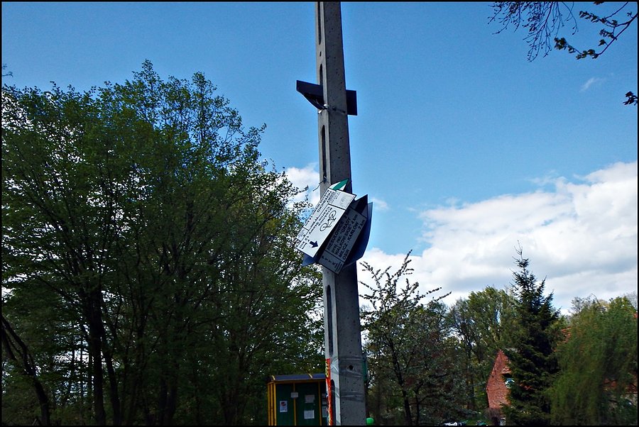 Przekrzywiony szlakowskaz d2