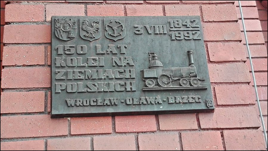 Tabliczka pamiątkowa na brzeskim dworcu kolejowym