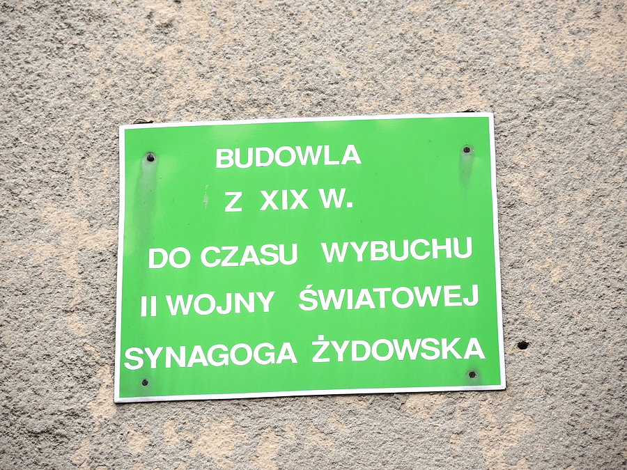 Tabliczka informacyjna na synagodze