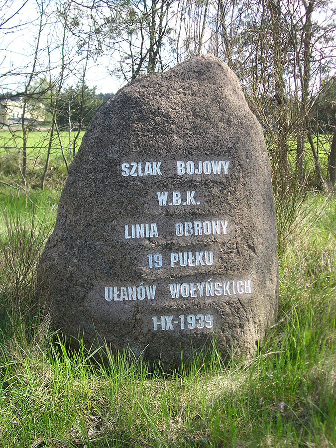 Stał przy drodze
