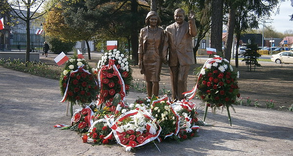 Pomnik Lecha i Marii Kaczyńskich w Białej Podlaskiej