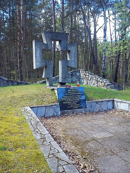 Krzyż Jerzyków - tu na polanie było ognisko i gril i ruch i gwar i brakowało tylko harmonii i potańcówki na dechach