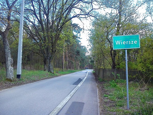 Droga na Wiersze - po prawej wydzielony pas dla rowerzystów. Na drodze z ruchem dwóch samochodów na kwarans. A przebieg tej ściezki rowerowej to już inna opowieść