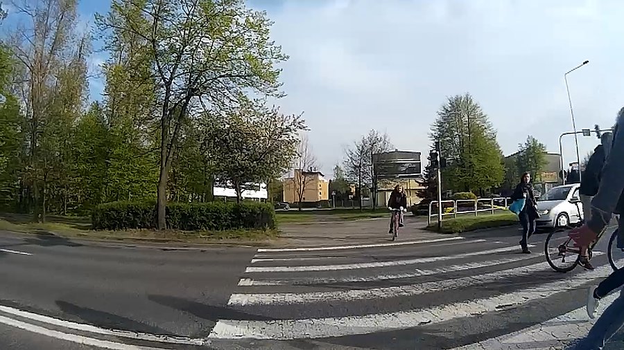 Nie czepiam się o ten przejazd po pasach, tak naprawdę to część przepisów powinna ulec zmianie