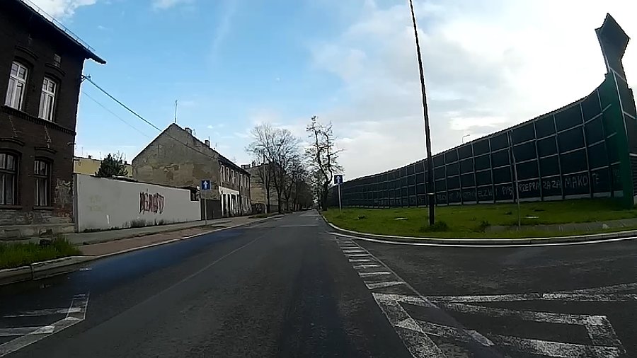 Drogi puste, niebo niebieskie, trochę chmurek i słońce za plecami :)