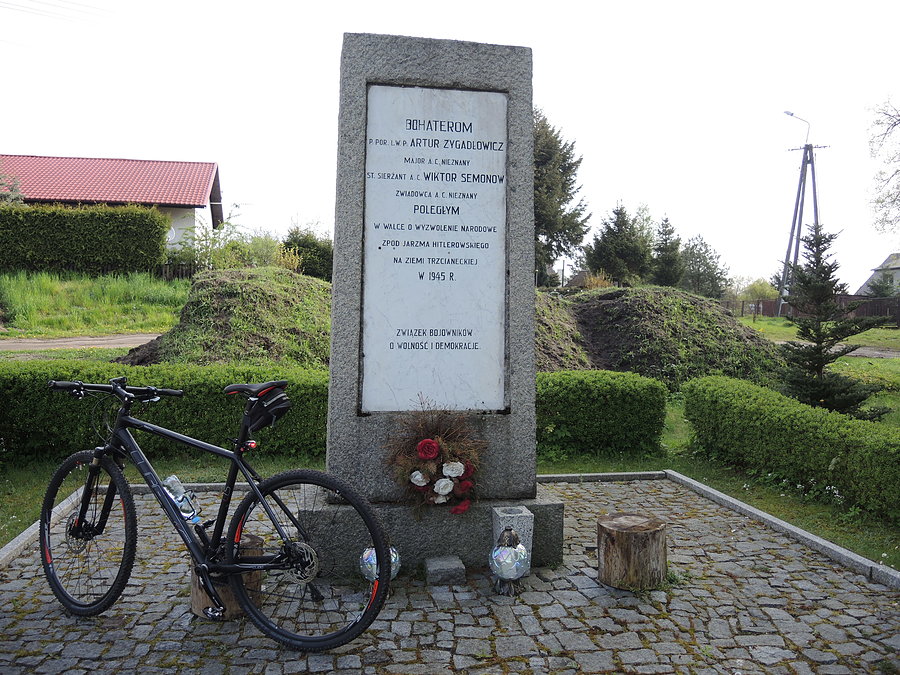 Pomnik w Dzierżążnie Wielkim