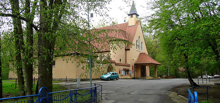 Kościół z parku Brodowskiego