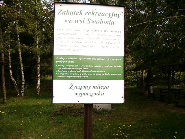 Tablica przy zakątku rekreacyjnym