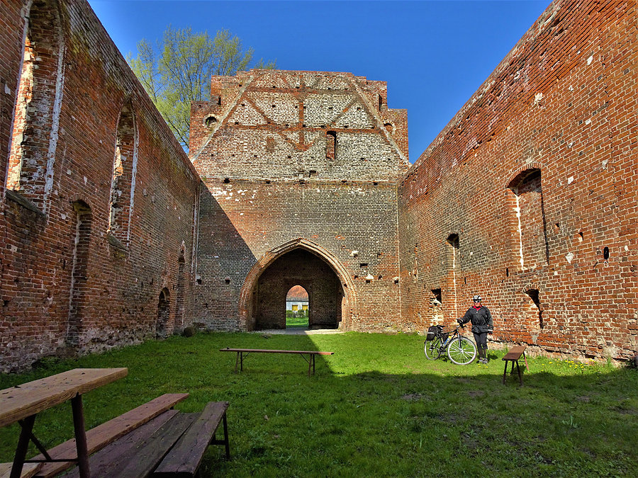 Wycieczka rowerowa nad morze - Jantar. W drodze nad morze.Ruiny kościoła - Steblewo
