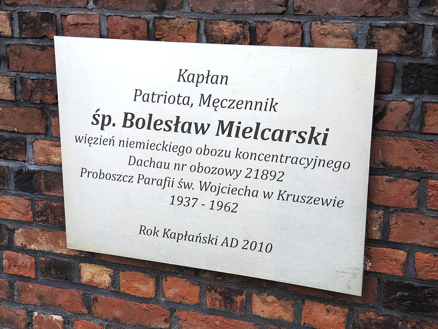 Tabliczka pamiątkowa przed kościołem w Kruszewie