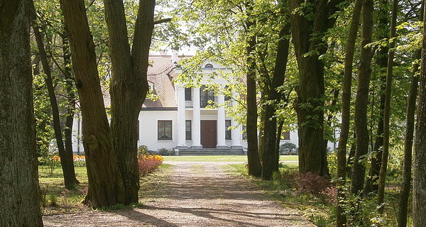 Zabytkowy dwór w Terebeli
