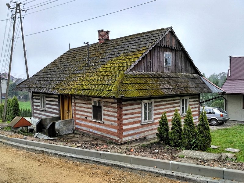 Drewniana chata w pobliżu kościoła