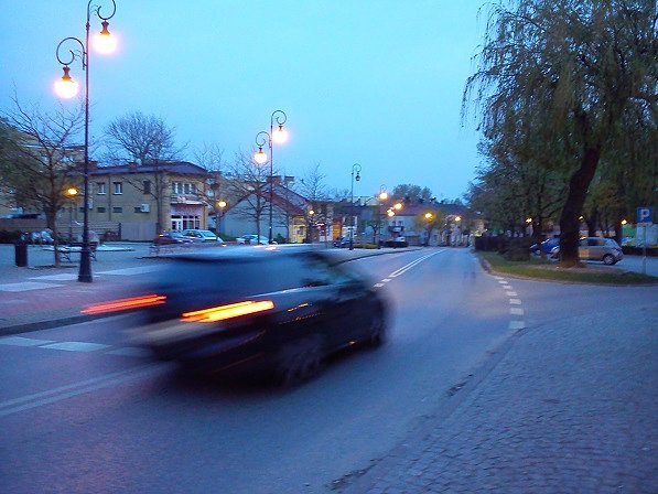 Zmierzch gęstnieje szybko aja poza odblaskami nic niemiałem przy sobie. W dodatku przecinając 7kę na wschodnim niebie zobaczyłem dwie błyskawice zapowiadanej i spodziewanej burzy