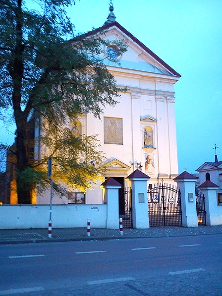 Podświetlana fasada kościoła pw. św. Mikołaja w Tarczynie