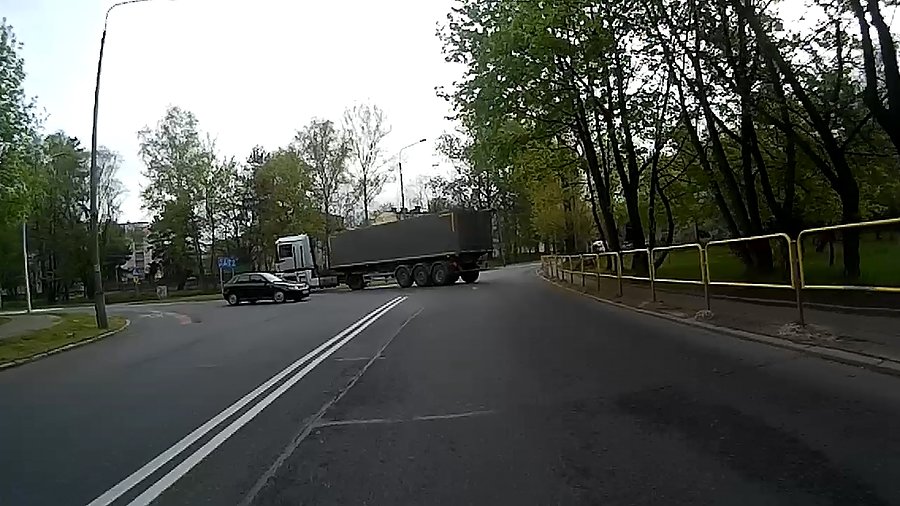 Ciężarówka postanowiła zawrócić na skrzyżowaniu