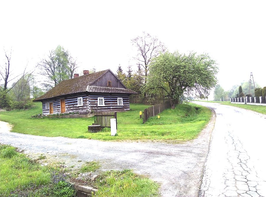 Kolejna podobna chatka dalej, w stronę Głębowic