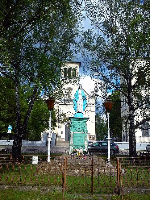 Figura MB przed kościołem pod wezwaniem św. Katarzyny na Służewcu