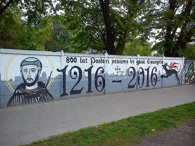 Mur przy Wyścigach nie jest jedynym miejscem malarskiej sztuki chodnikowej. Mur wokół terenu zakonu dominikańskiego równiez wymalowany przez graficiarzy, chyba również za aprobatą właścicieli