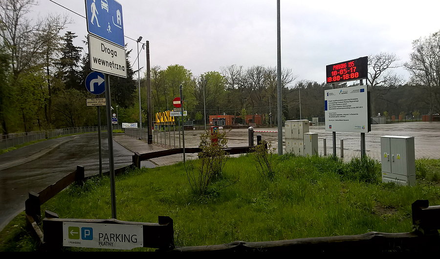 Przy parkingu kąpieliska Arkonka