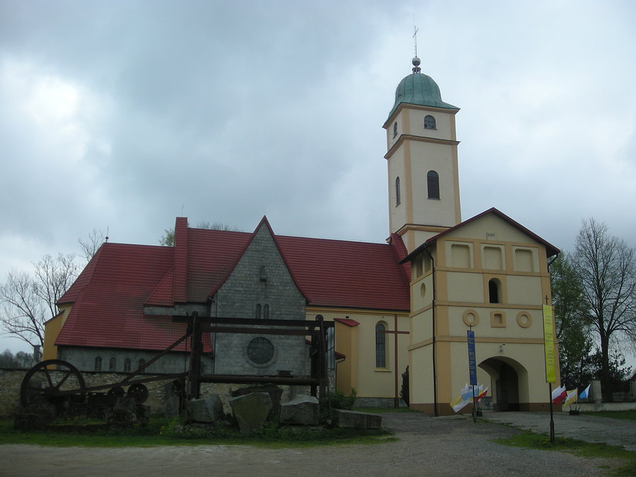 Staromieście - piła mechaniczna do cięcia granitowych bloków wykorzystywana do budowy kościoła
