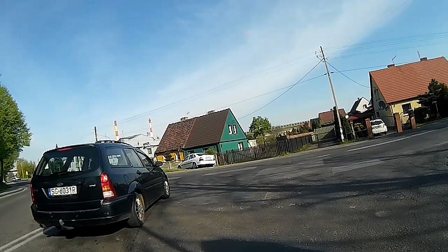 Mistrz skręcania w lewo, chwilę wcześniej mnie wyprzedził, stanął na pustym skrzyżowaniu i czekał, w tym czasie cały czas rozmawiał przez telefon... szkoda gadać
