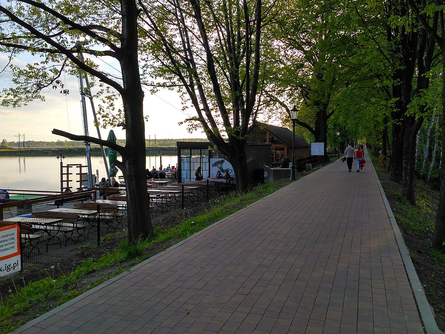 Promenada w kierunku stacji PKP