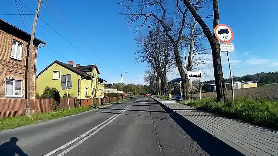 Trochę zniszczony asfalt