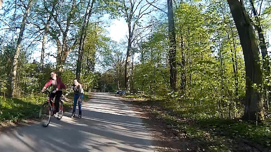 Rolkarka i rowerzystka