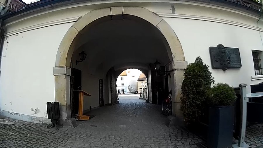 Brama wyjazdowa z pałacu