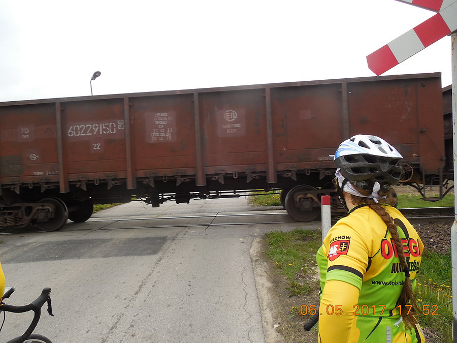 Na przejeździe kolejowym przepuszczamy skład podążający linią LHS w stronę Sławkowa