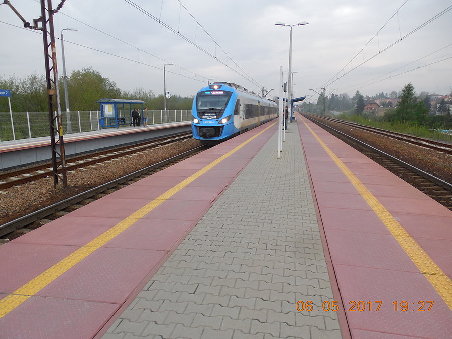 Za chwilę wsiądę do pociągu na peronie w Miechowie